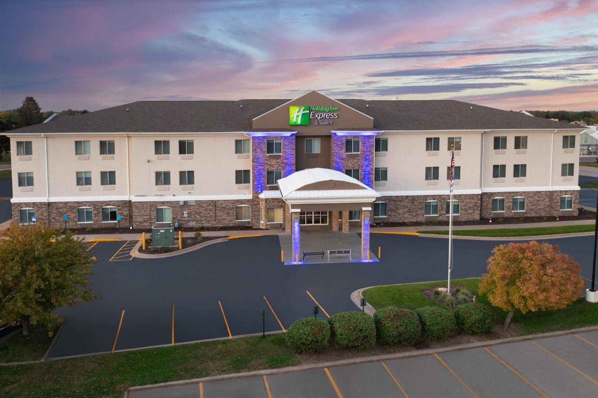 Holiday Inn Express & Suites Clinton, An Ihg Hotel Exterior foto